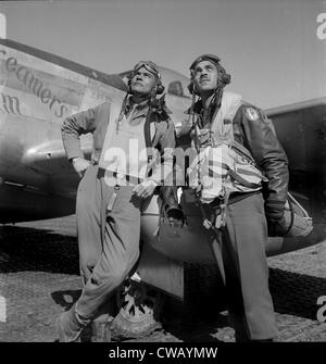 Le colonel Benjamin O. Davis, et Edward C. Gleed, base aérienne, par Toni Frissell, Ramitelli, Italie, mars 1945. Banque D'Images