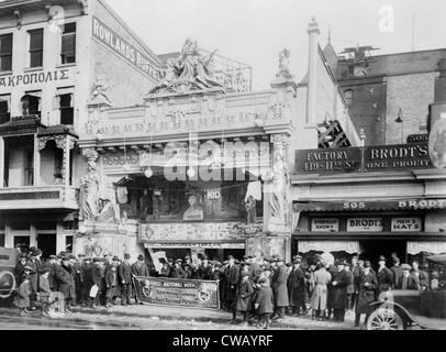 Le chef du théâtre, montrant l'enfant, 507 Ninth Street, Washington D.C., vers 1922. Banque D'Images