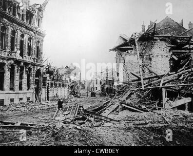 La Première Guerre mondiale, les ruines d'Armentières, en France, en 1918, photographie de guerre britannique officiel Banque D'Images