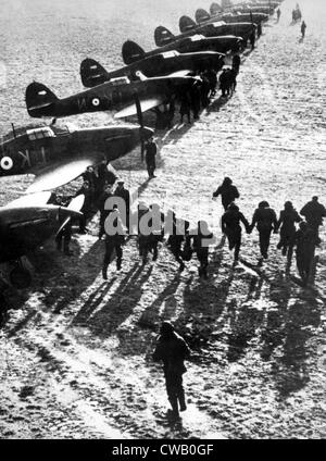 La Seconde Guerre mondiale, les pilotes de la Royal Air Force d'exécution pour leurs avions de combat pendant la bataille d'Angleterre, 1940. Banque D'Images