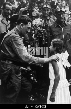 Adolf Hitler salué par une jeune fille lors de sa campagne électorale, 1932 Banque D'Images