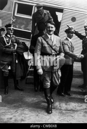 Adolf Hitler, Joseph Goebbels (se serrer la main droite) la promotion de la Luftwaffe, ca. 1935 Banque D'Images