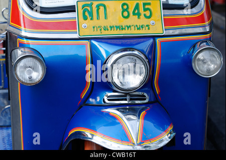 Tuk-tuk bleu (tut-tut) à Bangkok, une forme courante de taxi pour les transports publics. Banque D'Images