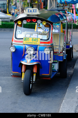 Tuk-tuk bleu (tut-tut) à Bangkok, une forme courante de taxi pour les transports publics. Banque D'Images