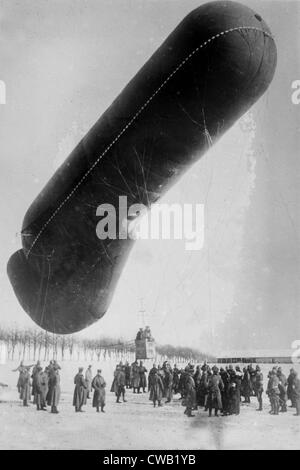 La Première Guerre mondiale, ballon d'observation allemand dans la neige avec des soldats, vers 1914-1918. Banque D'Images