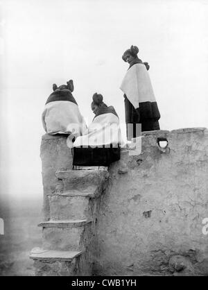Les Amérindiens Hopi, trois femmes au sommet d'adobe étapes, Photographie, Edward S. Curtis, vers 1906. Banque D'Images