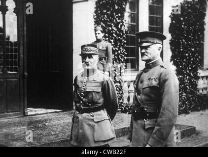 Le maréchal Ferdinand Foch, le général John Pershing à Chaumont, France, 1917 Banque D'Images