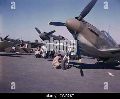 La Seconde Guerre mondiale, les avions de chasse P-51 Mustang en préparation pour vol d'essai à la domaine de la North American Aviation Inc. Banque D'Images