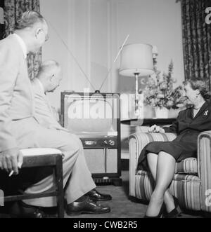 Futur Président Dwight D. Eisenhower (arrière gauche), et l'avenir Première Dame Mamie Eisenhower, regarder le Republican National Banque D'Images
