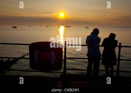 Les gens, regarder le coucher du soleil, Totland Bay, île de Wight, Angleterre, Royaume-Uni, Banque D'Images