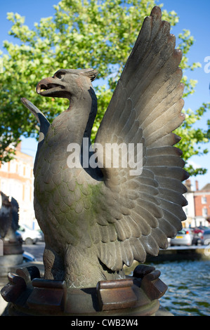 Place du marché de détail fontaine à Devizes Banque D'Images