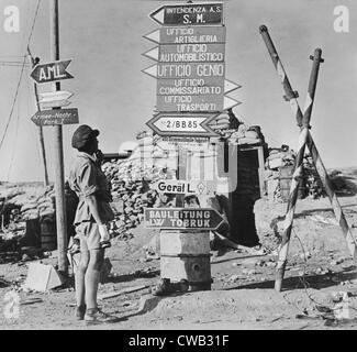 La Seconde Guerre mondiale, les panneaux imprimés en allemand et italien de l'ancien point de bureaux de l'axe, l'angle d'une rue, Tobruk, Libye, vers 1942. Banque D'Images