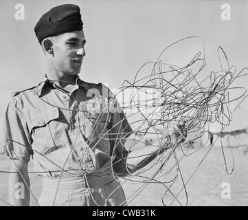 La Seconde Guerre mondiale, le Sergent C.M. Cuirassé, de Sydney, Australie, Chef de la Royal Air Force, l'examen des fils de téléphone Banque D'Images