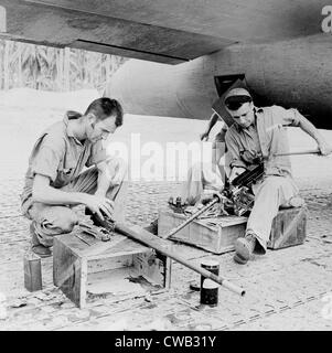 La Seconde Guerre mondiale, le sergent Edward T. Spetch, le sergent Vernon Nelson, Flying Fortress gunners nettoyer soigneusement leur calibre .50 Banque D'Images