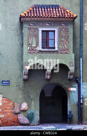 Une cité médiévale ou oriel fenêtre en baie dans une rue latérale, au large de la place de la vieille ville, Stary Rynek, dans la ville polonaise de Poznan, Pologne Banque D'Images