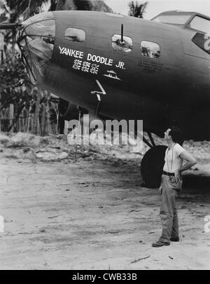 La Seconde Guerre mondiale, légende originale : 'The Flying Fortress être admiré ici, c'est le Yankee Doodle, Jr., qui a l'enviable Banque D'Images