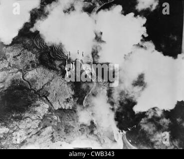 La Seconde Guerre mondiale, légende originale : 'Kiska, îles Aléoutiennes. La chute des bombes dans un train de l'United States Army Air Force avion sur Banque D'Images