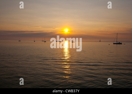 Yachts, bateaux, Coucher de soleil, Totland Bay, île de Wight, Angleterre, RU Banque D'Images