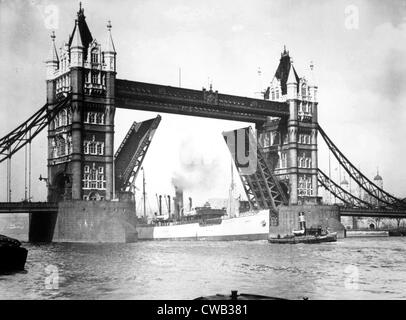 Tower Bridge sur la rivière Thames, London, soulevé pour le passage d'un navire, d'une photographie : 1955. Banque D'Images