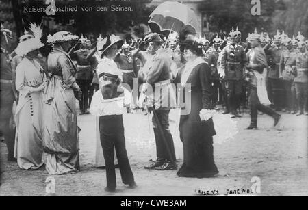 La PREMIÈRE GUERRE MONDIALE, adieu du kaiser Guillaume II (avant, deuxième à droite), vers 1914. Banque D'Images