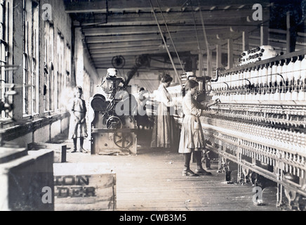 Cotton Mill. Deux jeunes fileurs dans Catawba Cotton Mills, Newton, Caroline du Nord. Photo par Lewis Wickes Hine, Dec 1908 Banque D'Images