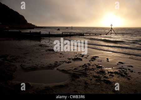 Épis, Plage, sable, soleil, brouillard, nuages, Colwell Bay, île de Wight, Angleterre, Royaume-Uni, Banque D'Images