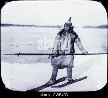 L'Asie, goldi hunter en skis sur la glace, diapositive, photo de William Henry Jackson, 1895. Banque D'Images