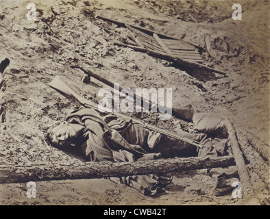 La guerre civile, dead Confederate soldat gisant dans une tranchée, Petersburg, Virginie, le 3 avril 1865. Banque D'Images