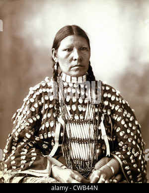Native American Woman, portrait d'une femme d'Arapahoe, titre original : 'visage (rousseur)' d'Arapahoe, photo de Frank A. Banque D'Images