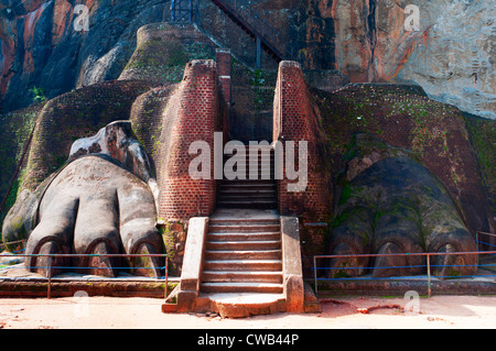 Entrée ancienne forteresse et palais en haut rocher du Lion de Sigiriya , Banque D'Images