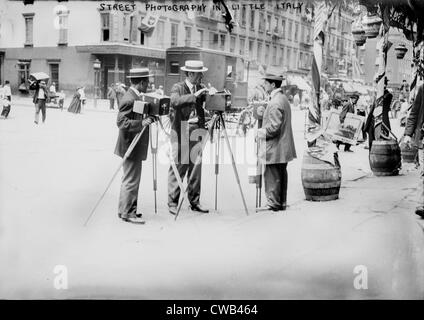 La ville de New York, les photographes de rue dans la Petite Italie, vers le début des années 20. Banque D'Images