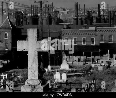 Cimetière de Bethléem et Steel mill, North Carolina, photo de Walker Evans, Novembre, 1935. Banque D'Images