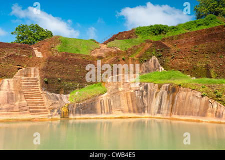 Piscine, ancienne forteresse et palais sur le rocher du Lion élevé , Sigiriya Banque D'Images