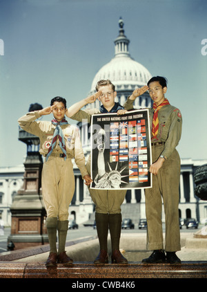 La Seconde Guerre mondiale, trois scouts de garçon avec une Organisation des Nations Unies pour l'affiche en face du Capitole, titre original : 'Organisation des Nations Unies Banque D'Images