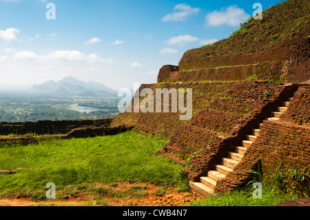 Ancienne forteresse et palais en haut rocher du Lion de Sigiriya , Banque D'Images