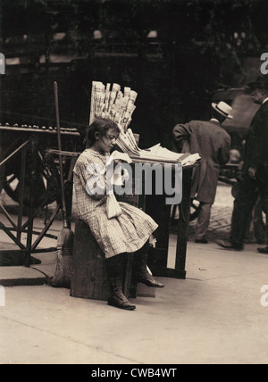 Le travail des enfants, Minnie Paster, 10 ans, tendance news stand au Bowery et de Bond Street, New York, photo de Lewis Wickes Banque D'Images