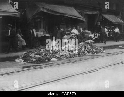 La ville de New York, frappe du garbage collector, des piles d'ordures sur les marchés à l'extérieur de la rue à Essex et Hester Rues, photographie, Banque D'Images