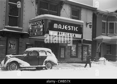 Pelleter la neige loin de l'animation entrée de la Majestic Theatre, montrant de la balalaïka, Chillicothe, Ohio, photo de Arthur Banque D'Images
