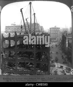 La ville de New York, érigeant le squelette en acier 23 étages pour le Times Building à partir de la 42e Rue nord jusqu'à Broadway, New York, Banque D'Images