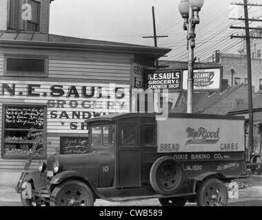 Coin de rue de La Nouvelle-Orléans, mon T bonne boulangerie chariot en premier plan, en Louisiane, photo de Walker Evans, Août, 1936. Banque D'Images