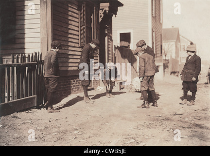 Des enfants qui jouent un jeu de dés, à partir de la légende originale : 'Sshooting craps', Providence, Rhode Island, photo de Lewis Wickes Banque D'Images