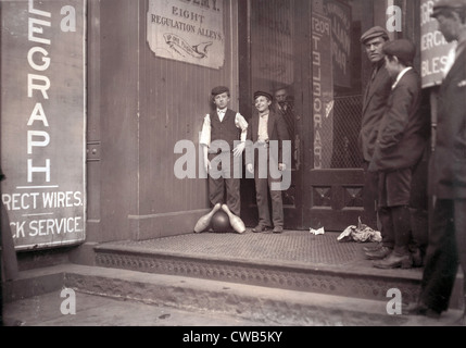 Le travail des enfants, bowling les garçons, à partir de la légende originale : 'plusieurs de ces travaux jusqu'à tard dans la nuit." New Haven, Connecticut, Banque D'Images