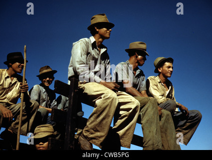 Puerto Rico. Les travailleurs de la canne à sucre se reposant à l'heure du midi, Rio Piedras, Puerto Rico. Photographie de Jack Delano, 1941. Banque D'Images