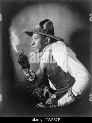 La cigarette, les Indiens Dakota américain de fumer la cigarette, photographie, 1908 Banque D'Images