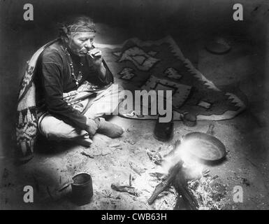 Après le dîner, fumée, Indiens Navajo assis par camp, cigarette, photo de William J. Carpenter, 1915 Banque D'Images