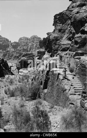 Le Sinaï, la Cisjordanie. Petra, escalier vers le principal haut lieu et chapelle funéraire, vers 1898-1946 Banque D'Images