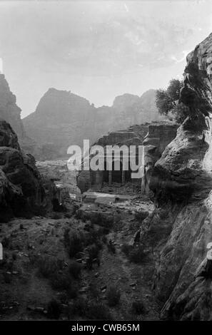 Le Sinaï, la Cisjordanie. Petra, chapelle funéraire de style roman, vers 1898-1946 Banque D'Images