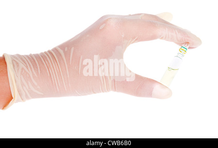 Gants en latex en main avec ampoule sur fond blanc Banque D'Images