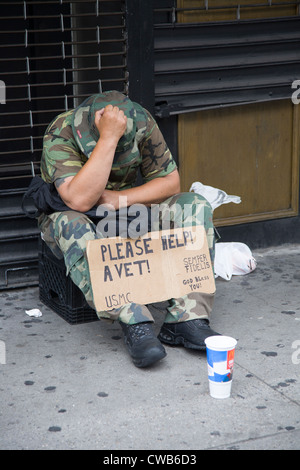 Vers le bas et hors de l'US Marine Corp veteran mendier de l'aide monétaire sur l'Avenue à New York City Banque D'Images