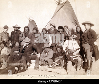 (Brulé, Lakota Miniconjou, Oglala) et les chefs et les représentants américains en face de tipis à la réserve de Pine Ridge. Pine Ridge, South Banque D'Images